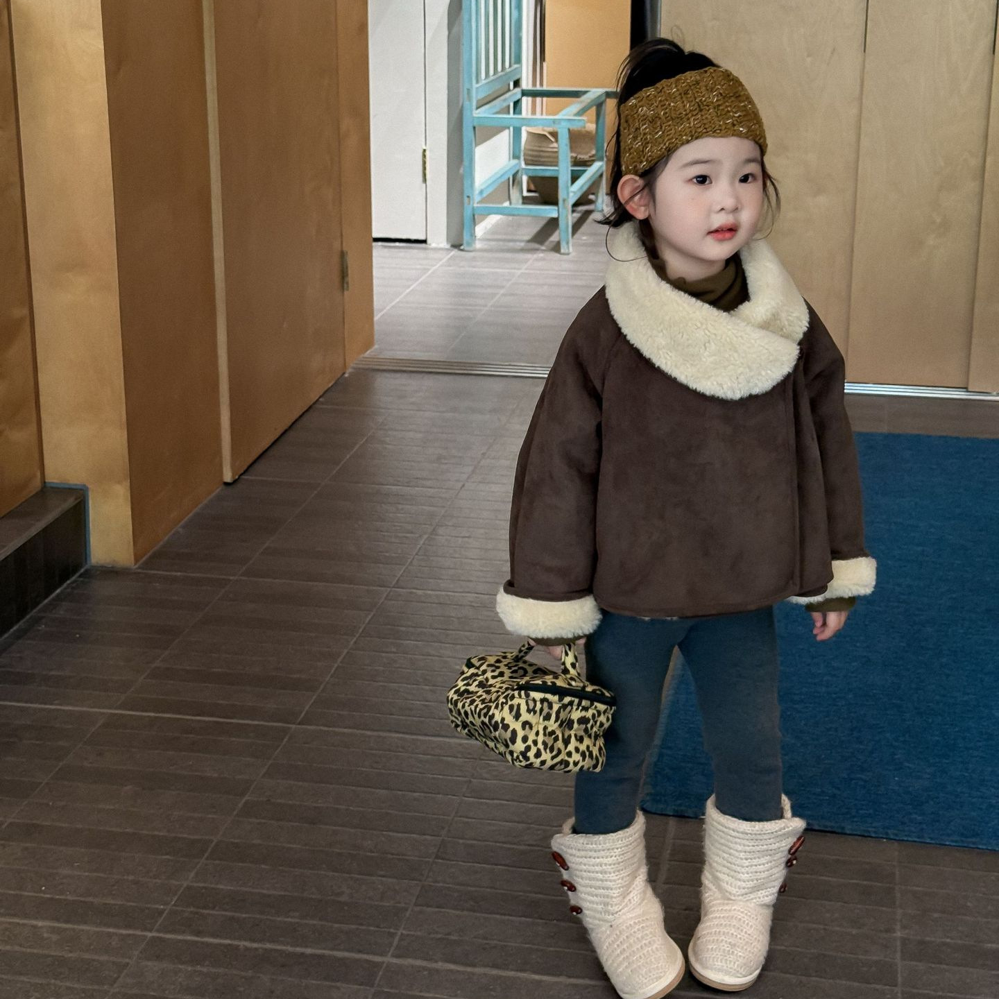 Новая зимняя одежда для детей 2025 года, корейский стиль, куртка из замши для девочек, комбинированная с овечьей шерстью, куртка с большим воротником