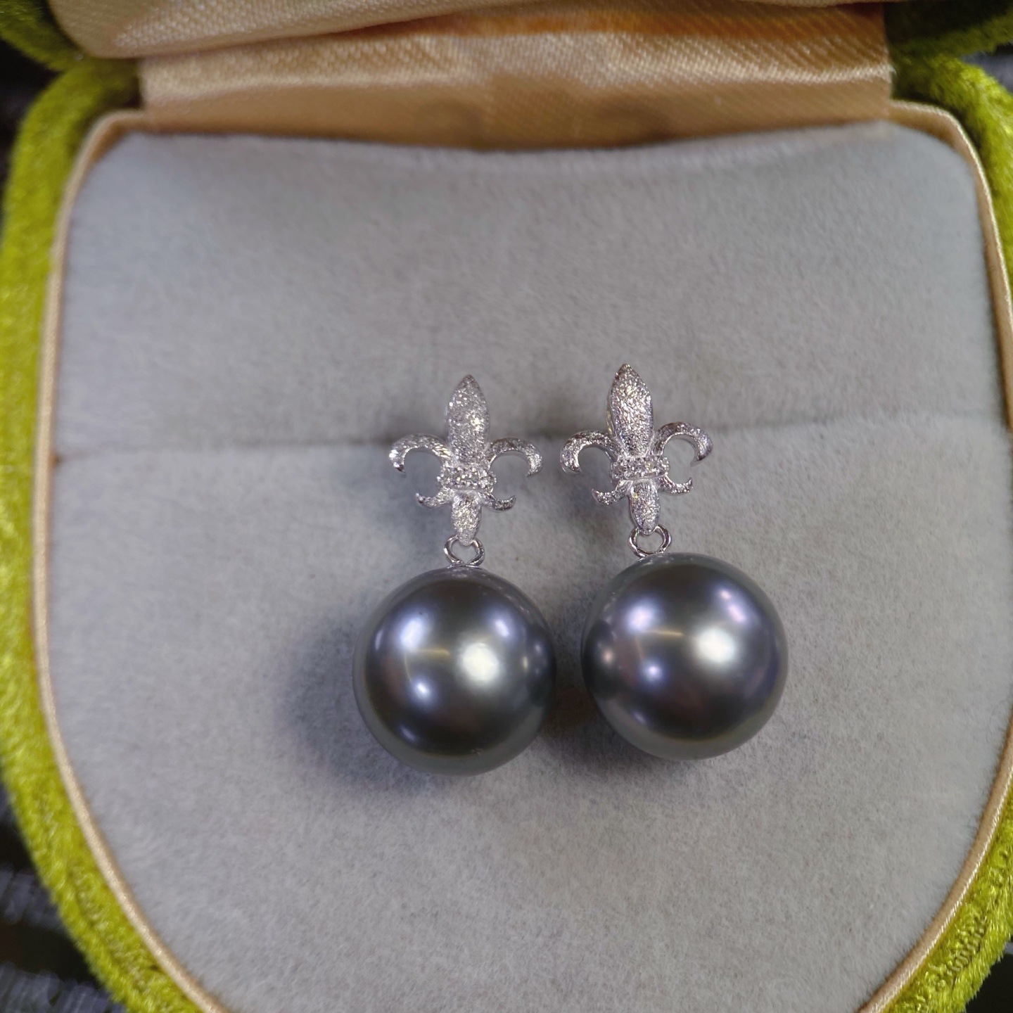 Platinum Pt900 Stud Earring Diamond Inlaid D 0.02Ct Figure Beads 11-12mm Without Beads