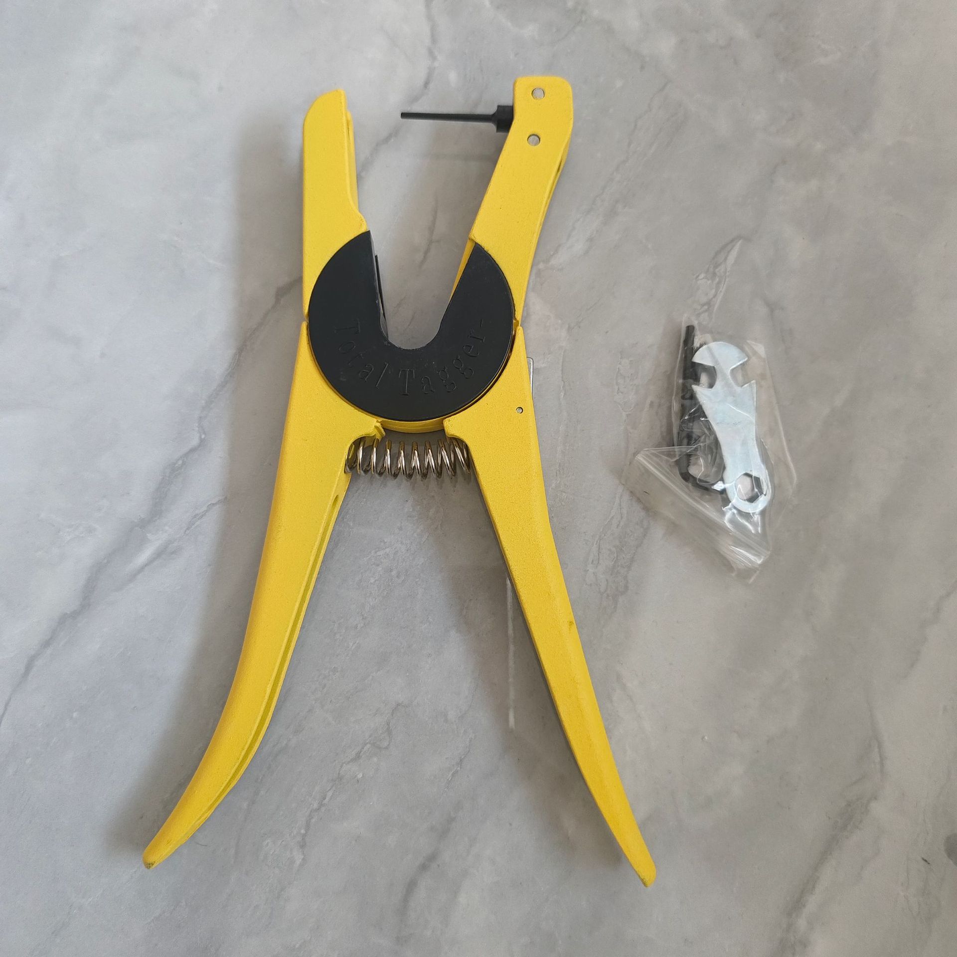Ear tag pliers animal husbandry equipment integrated ear tag pliers veterinary perforated pliers pig cattle sheep ear tag pliers