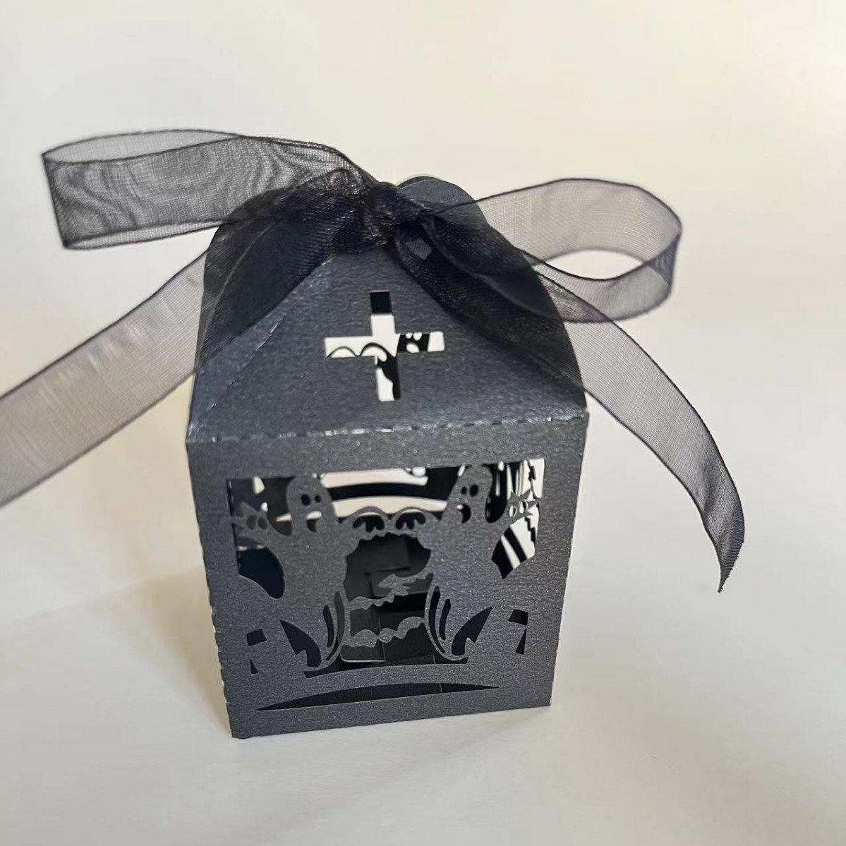 European-style hollow laser candy box creative candy box love wedding hollow carton gift box manufacturers wholesale