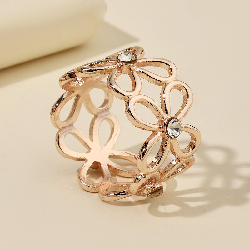 Advanced Design Sense Hollow-out Diamond-encrusted Four-leaf Clover Silk Scarf Tube Metal Geometric Fixed Knot Buckle Women's Shawl Buckle