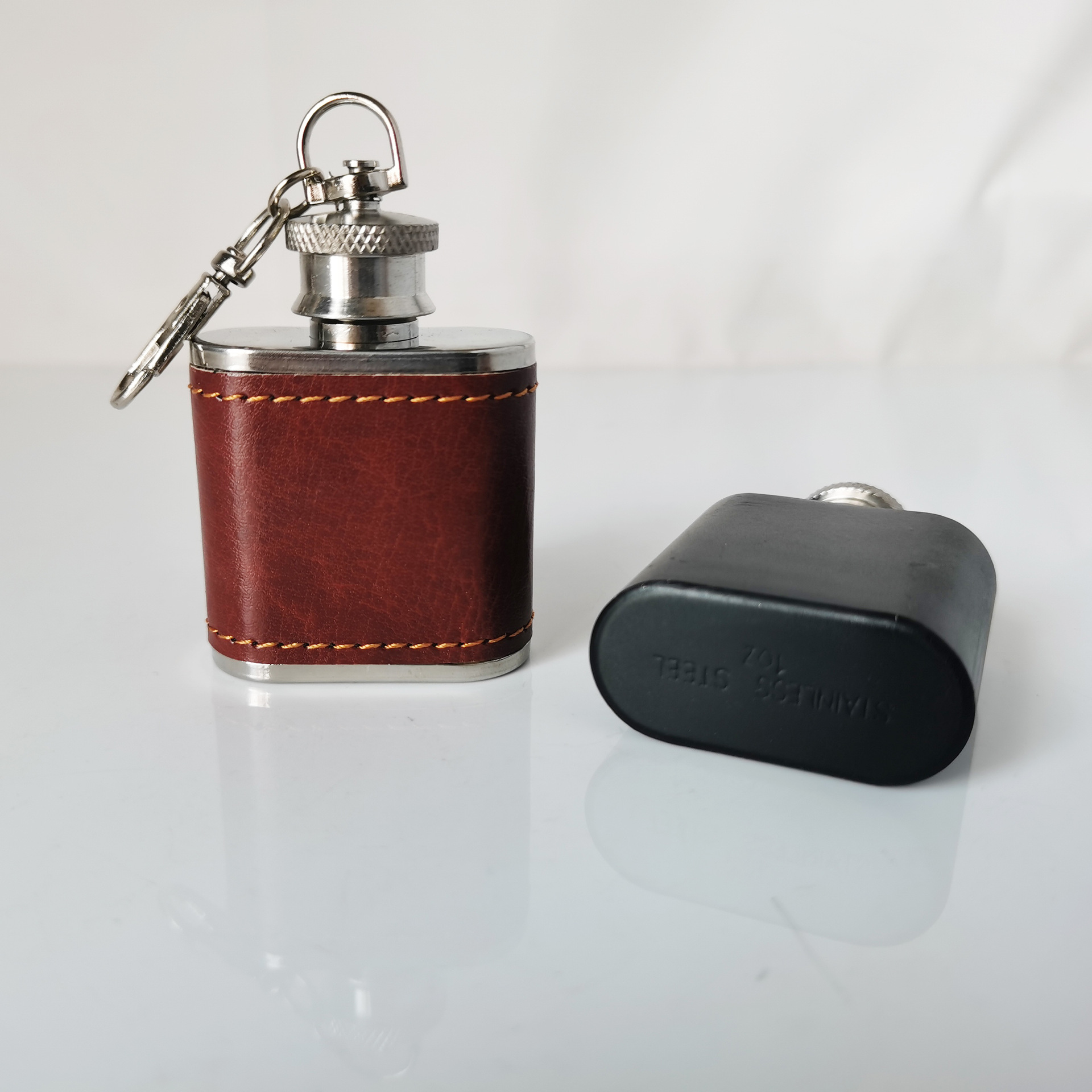 Customized wholesale 1oz mini stainless steel Wine Pot Black Matt laser logo key chain wine pot