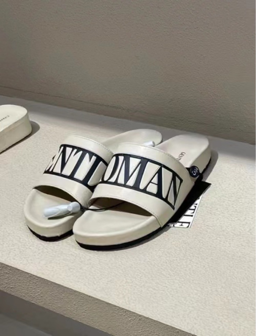 Новые тапочки мужские летние уличные повседневные модные сандалии женские домашние популярные нескользящие пляжные слайды