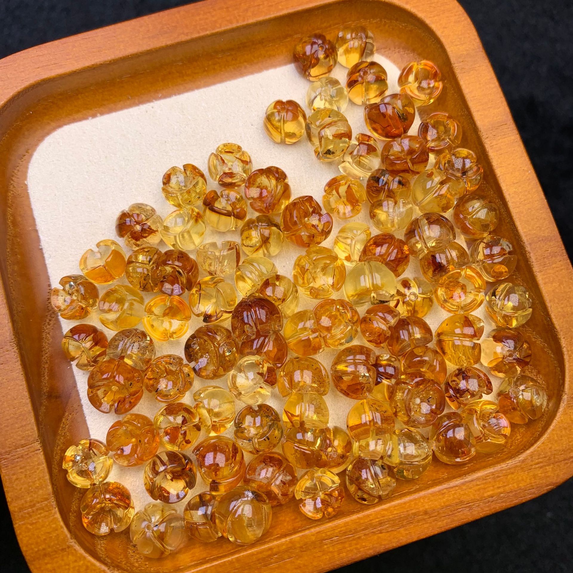 Натуральный янтарь Цветок янтаря Резьба османтуса Аксессуары Цветы Художественная концепция Красивые культурные аксессуары Прямые продажи с фабрики Оптовая продажа