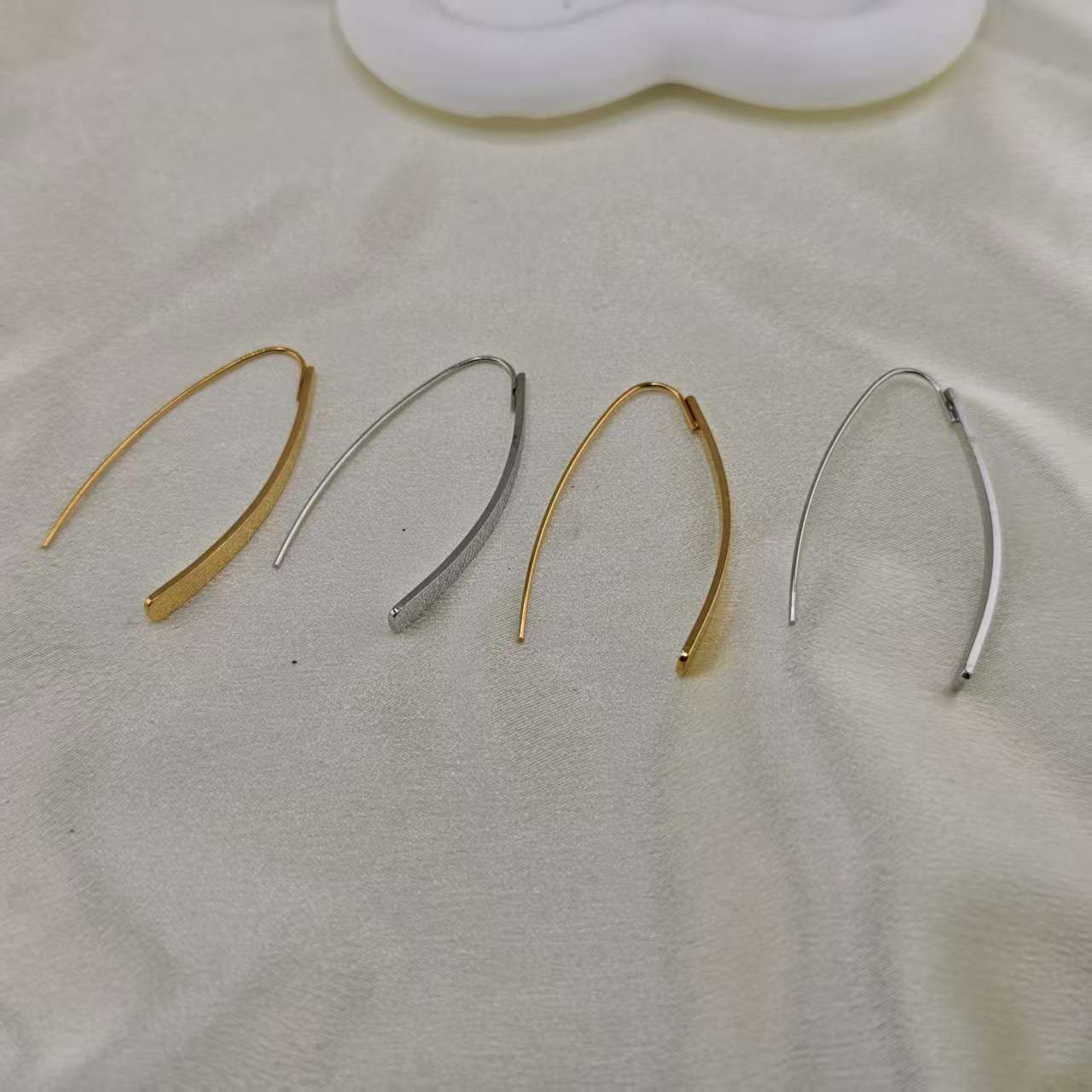 Korean Style Simple and Personalized Fashion 316 Titanium Steel Curved Line Earrings Plated with 18K Gold Elegant Cool Style Versatile Earrings