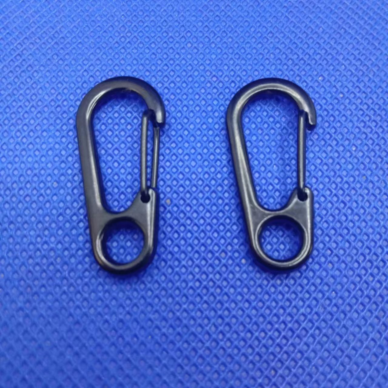 Electroplated zinc alloy black Mini jewelry buckle electroplated spring hanging buckle block hanging buckle outdoor tactical keychain