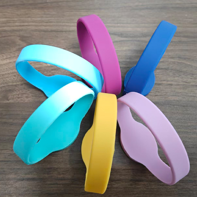 Water Park Rfid Card Wrist Card Id/Ic Silicone Bracelet with Chip Smart Lock Door Card Can Be Customized in Batches