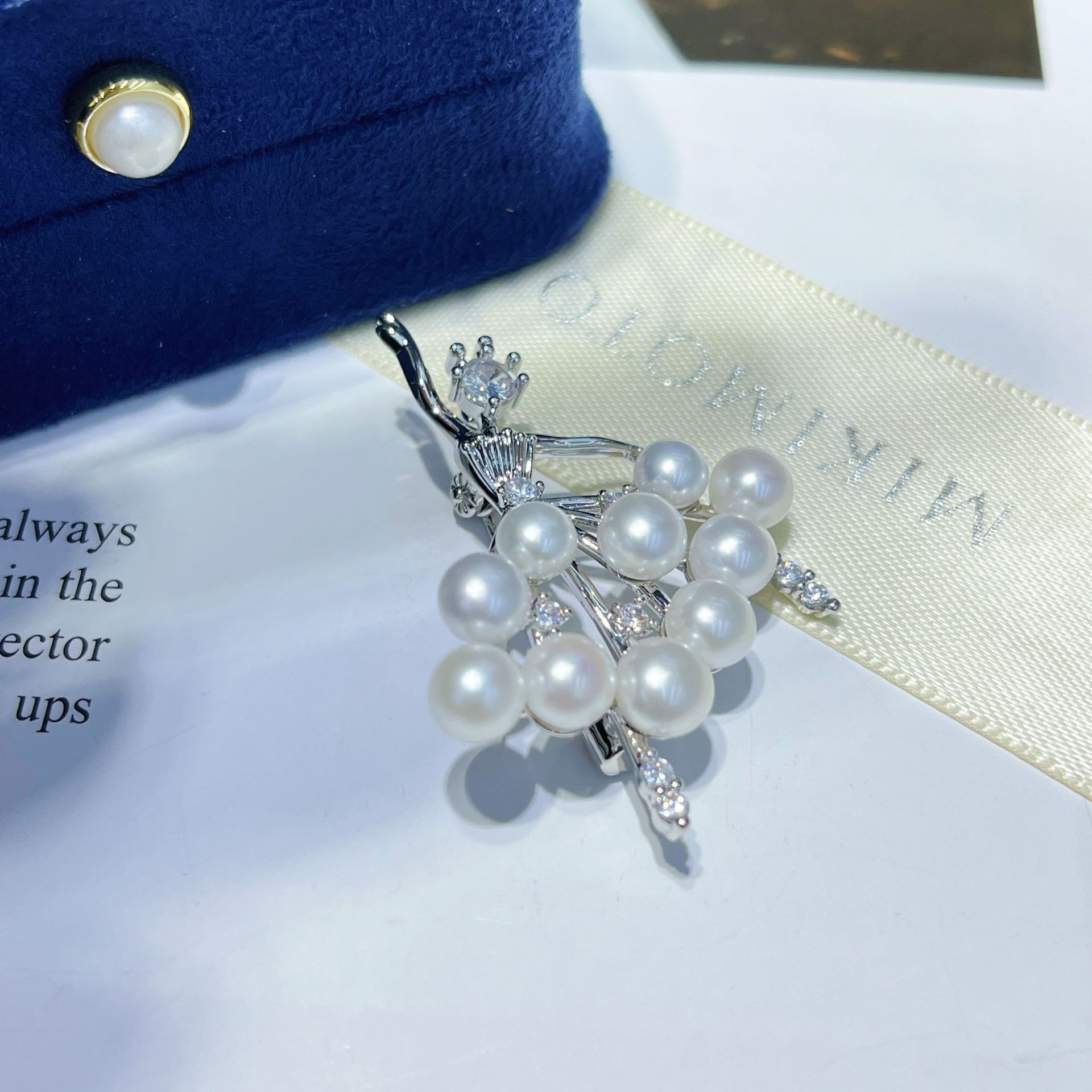 Fashionable essence will enter the Korean version of freshwater pearl corsage wholesale ballet girls brooch ladies coat sweater accessories