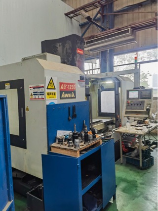 Центр обработки Taiwan Yawei 1250, трехосевой, линейный рельс, утолщенный, шпиндель Bt40, 12000 об/мин, тип с инструментальной рукой, 24 инструмента