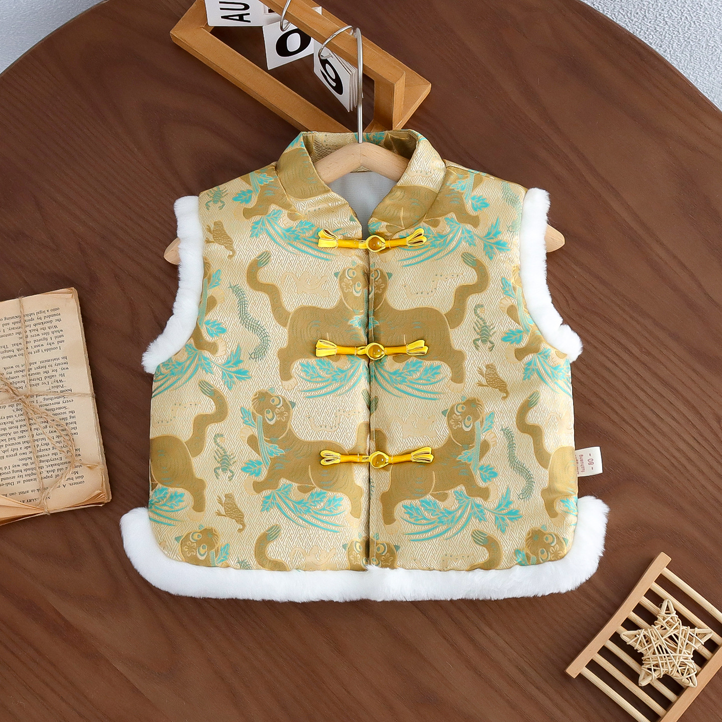 Children's Vest Autumn and Winter 2025 New New Year's Greetings Suit Tang Suit New Chinoiserie Outer Wear Baby One-Year-Old Dress
