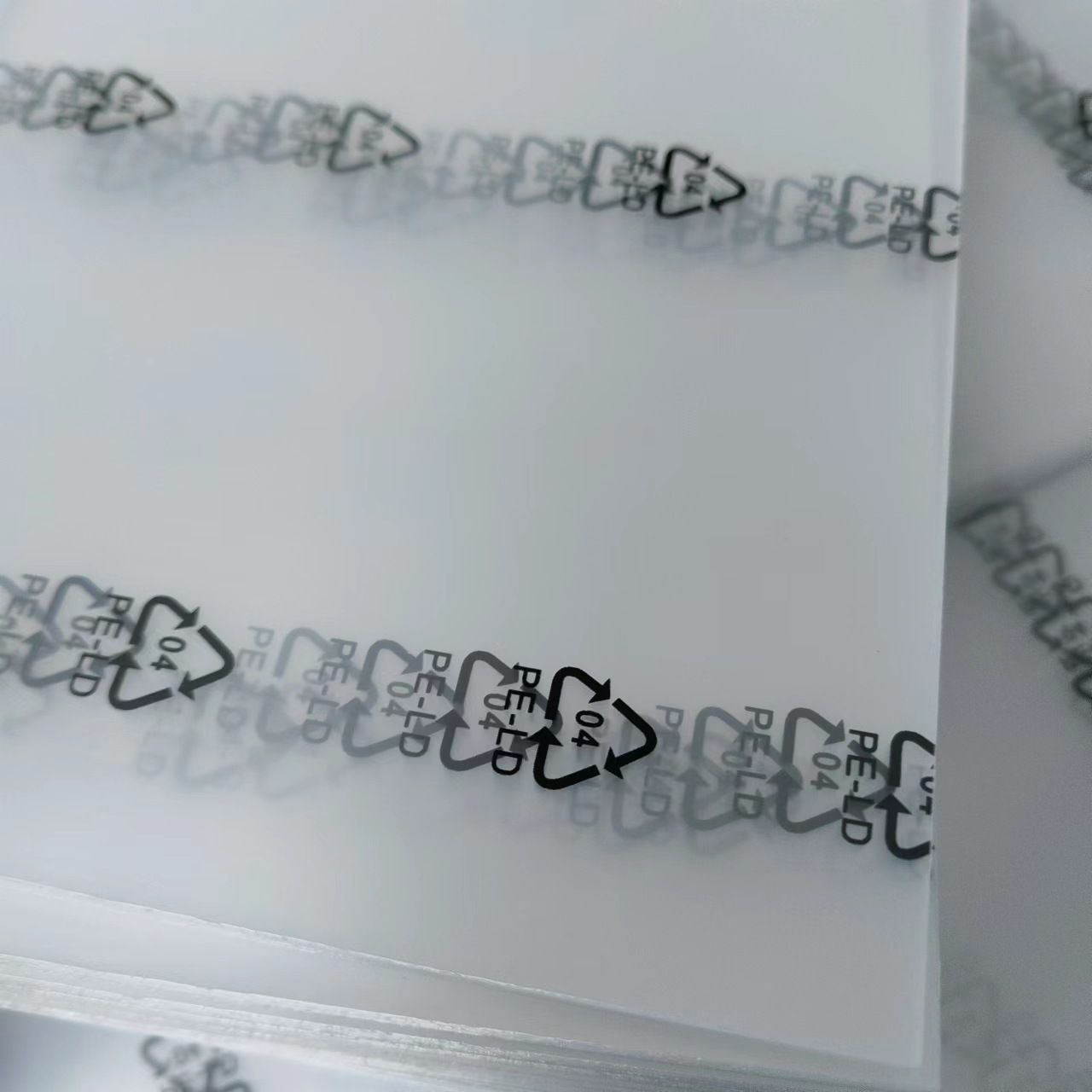 Highly Transparent Ps Plate, Acrylic Plexiglass Plate, Triangular Logo, Environmentally Friendly Film, Cutting Any Specifications and Complete Sizes