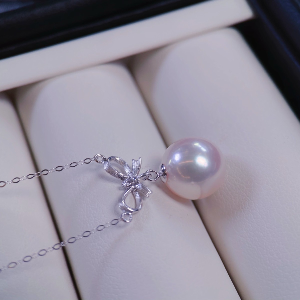 Аксессуары из платины Pt900 Кулон с красивым бантом, вставка с бриллиантом D0.006Ct, изображение с бусинами 9-10мм