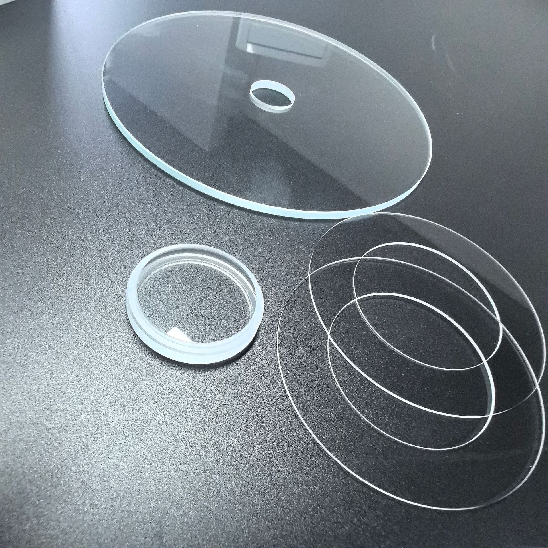 Индивидуальная круглое ультра-белое закаленное стекло, CNC-резка, пробитая стеклянная панель, специальная форма стеклянного листа 2.0 мм