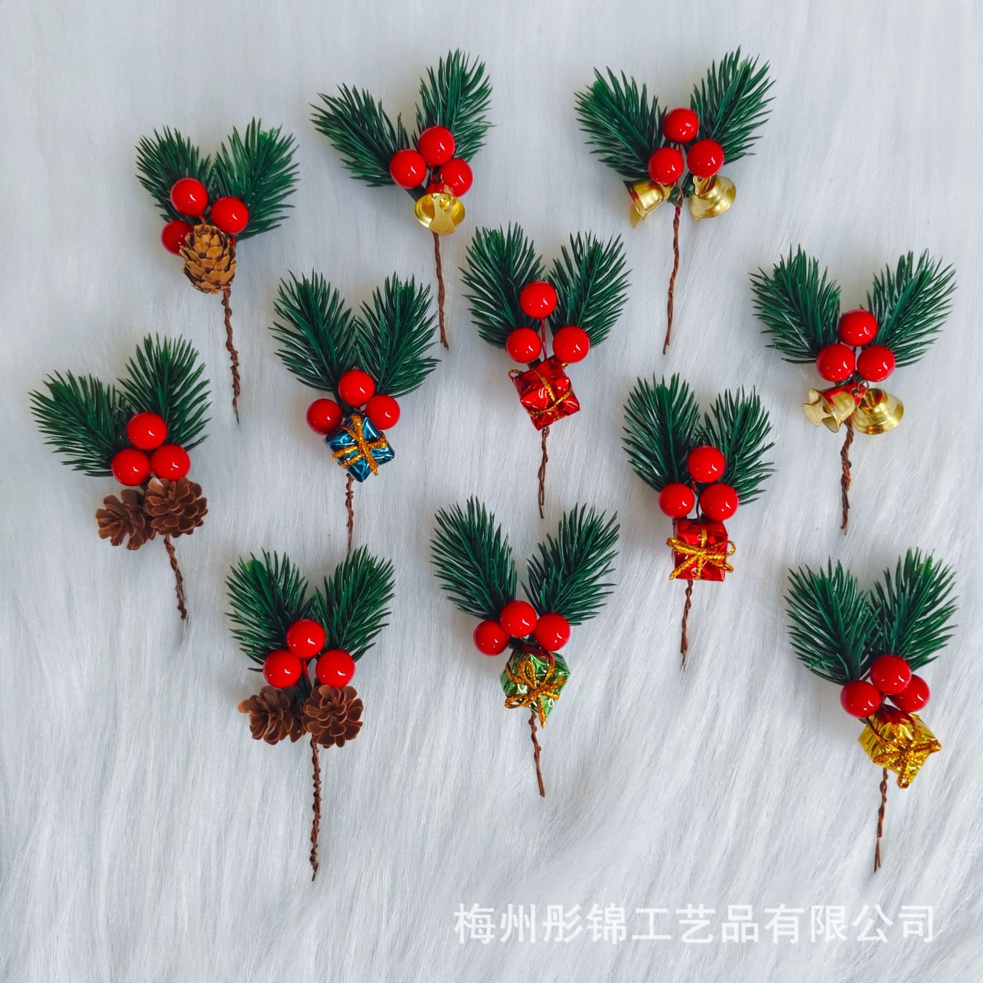 Christmas Pine Needles and Pine Cones Artificial Pine Needle and Pine Cone Ornaments Mini Gift Box Accessories Plastic Pine Cone Ornaments