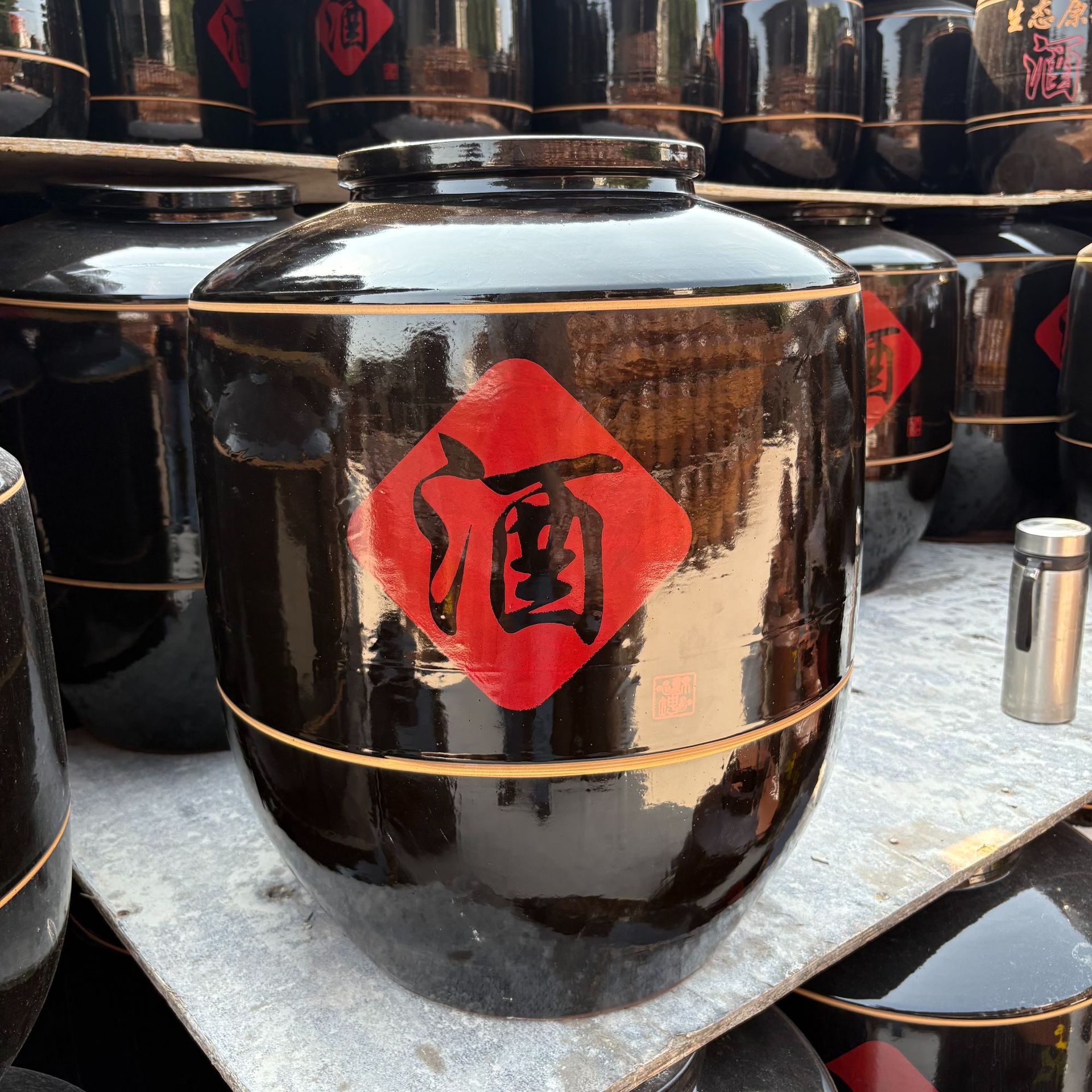Black Glazed Wine Jar with Engraved Ceramic Wine Vat, 50kg, 100kg, 200kg 150kg