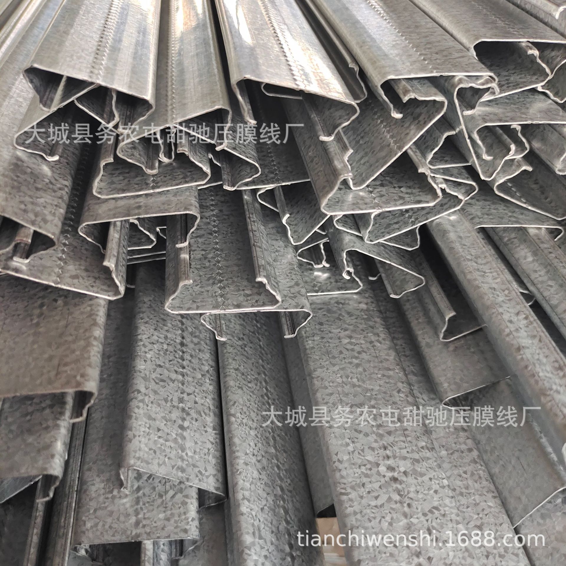 Заводские тепличные аксессуары оцинкованный пленочный слот для посадки теплицы 0.6 алюмоцинковый слот для теплицы