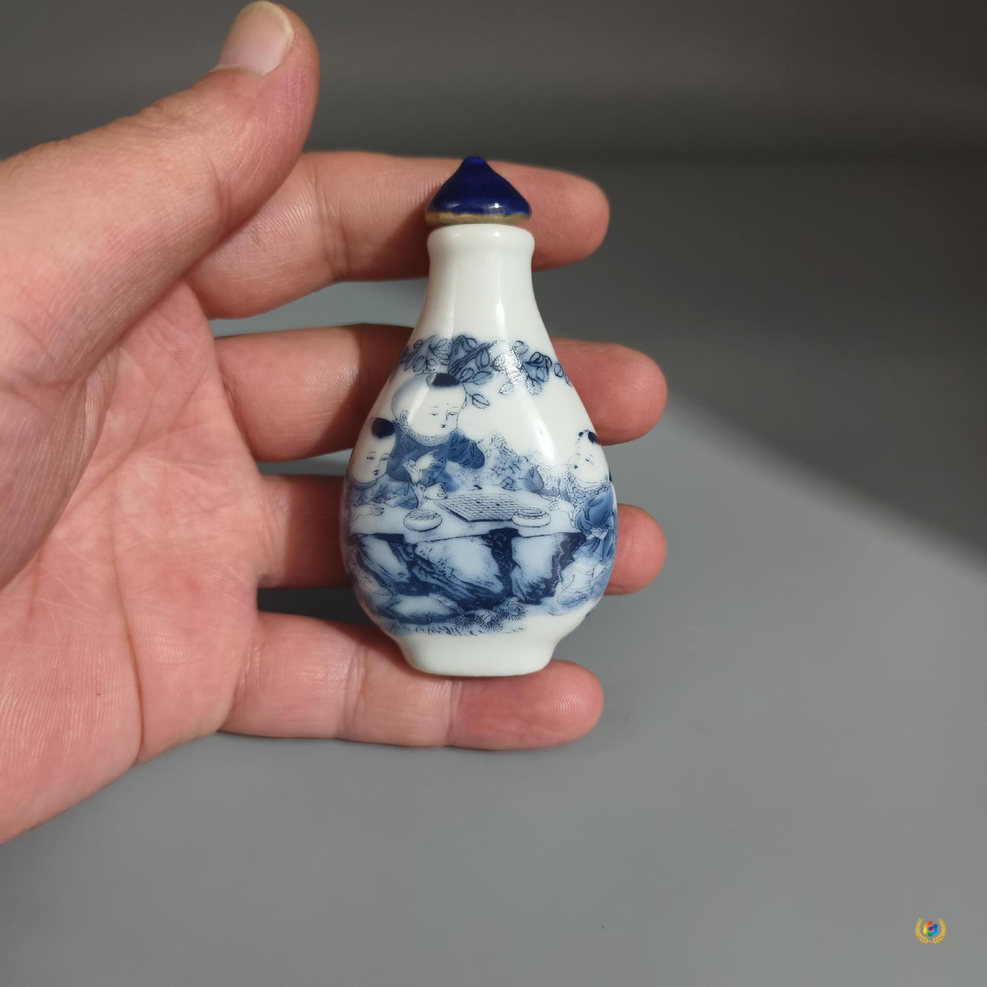 Имитированная антикварная фарфоровая бутылка для нюхательного табака с печатной росписью детей, играющих в шахматы, и народные подарочные принадлежности