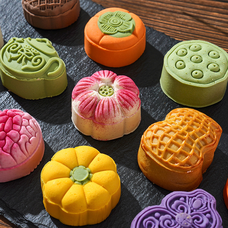 Chinese-Style Palace Mooncakes with Persimmon and Peanut Filling for Mid-Autumn Festival, Individually Packaged Traditional Chinese Pastries Wholesale from Manufacturers