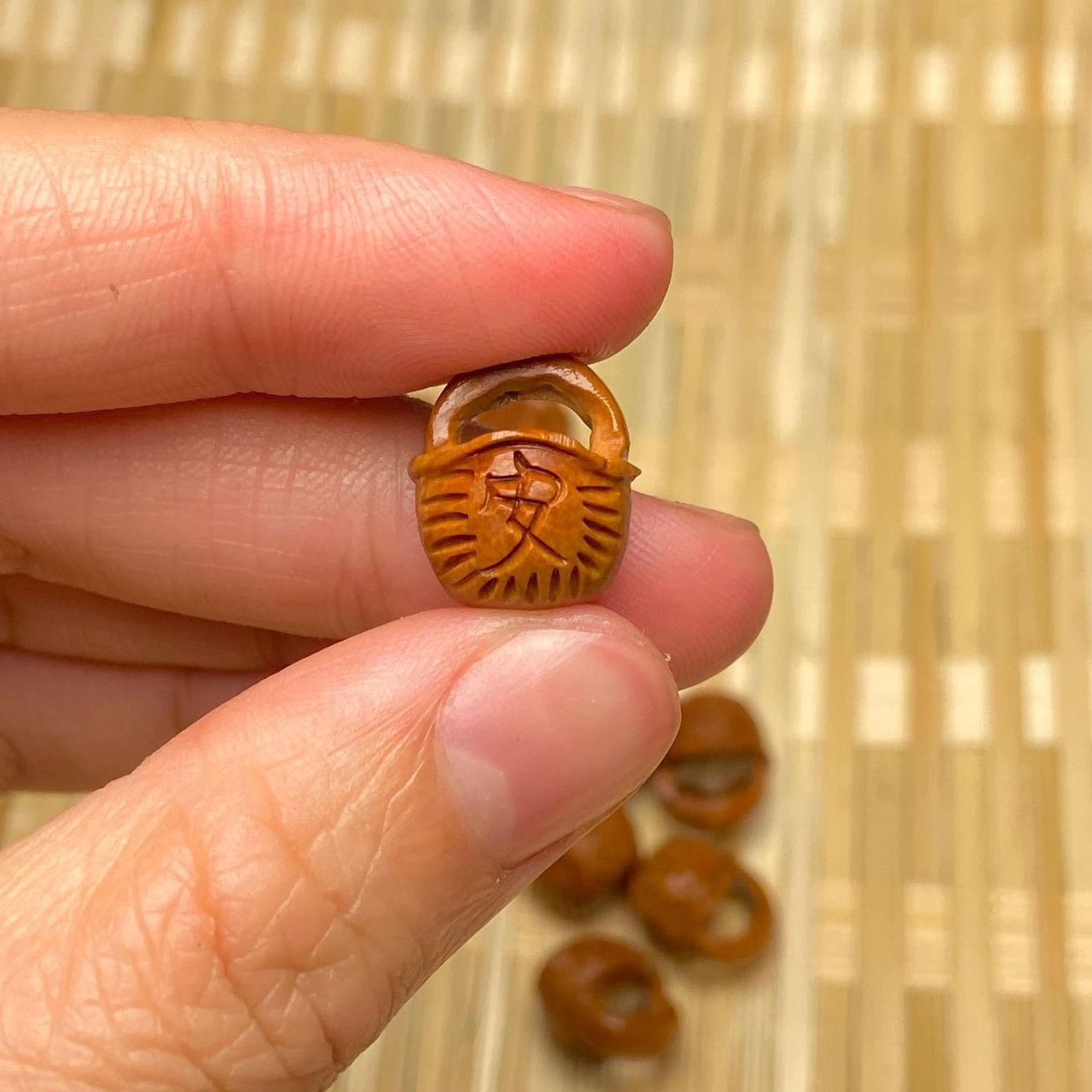 Wholesale Dragon Pattern Peach Core Carving Safety Basket Handmade Jewelry Accessories Cultural Toys Accessories Handicrafts Baby Peach Blue