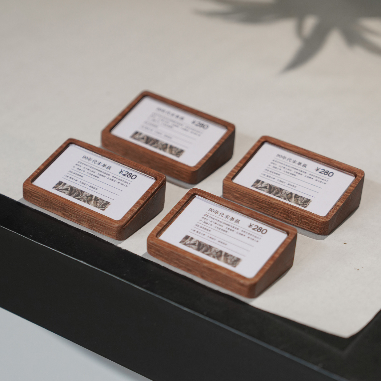 Ценник из массива дерева, табличка известного бренда, карточка для конференции из ореха