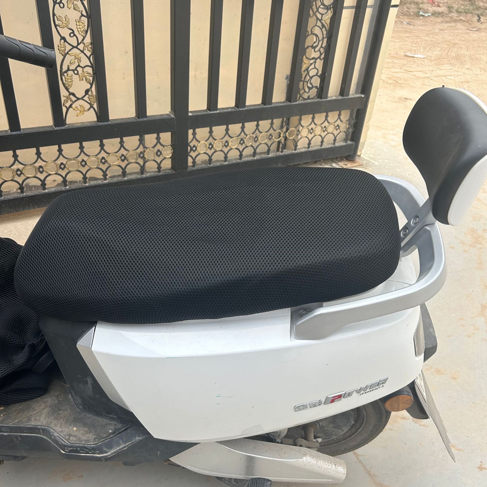 Manufacturers deliver four seasons universal 3D battery car waterproof sunscreen pedal electric motorcycle seat cover sandwich seat cushion