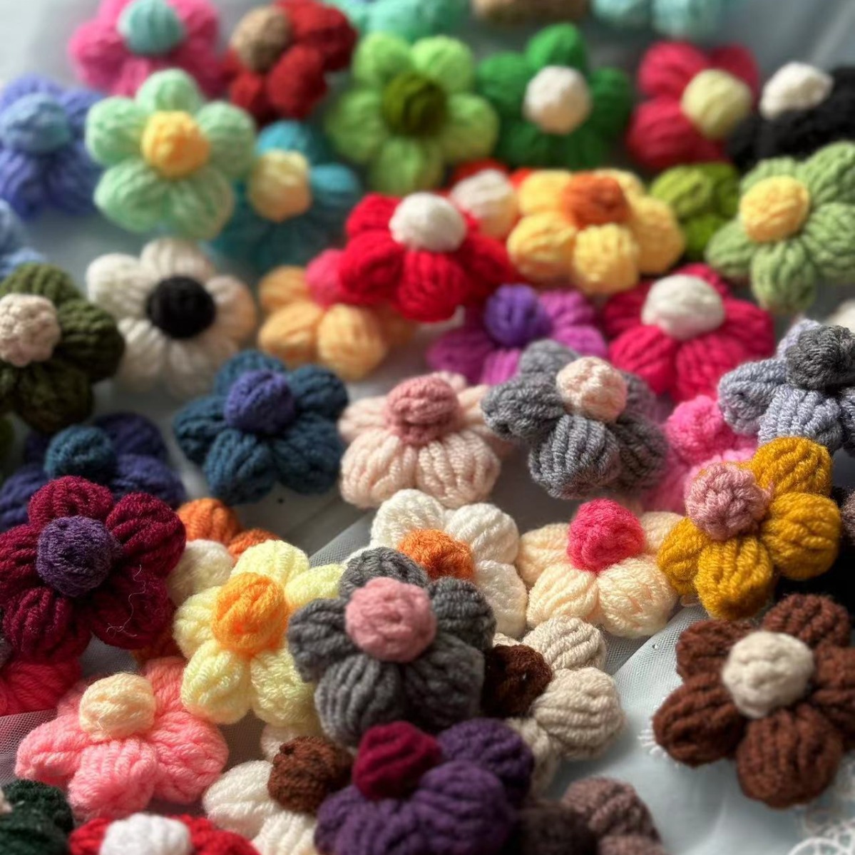 Ручные вязаные цветы для аксессуаров