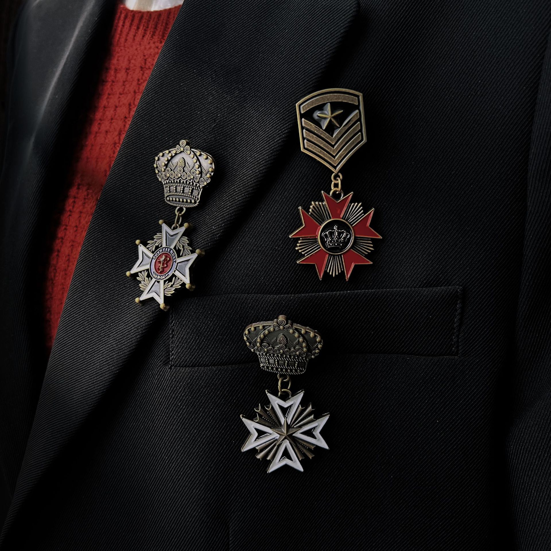 Qinggu do old military fan badge pin crown five-pointed star badge pin a generation of hair