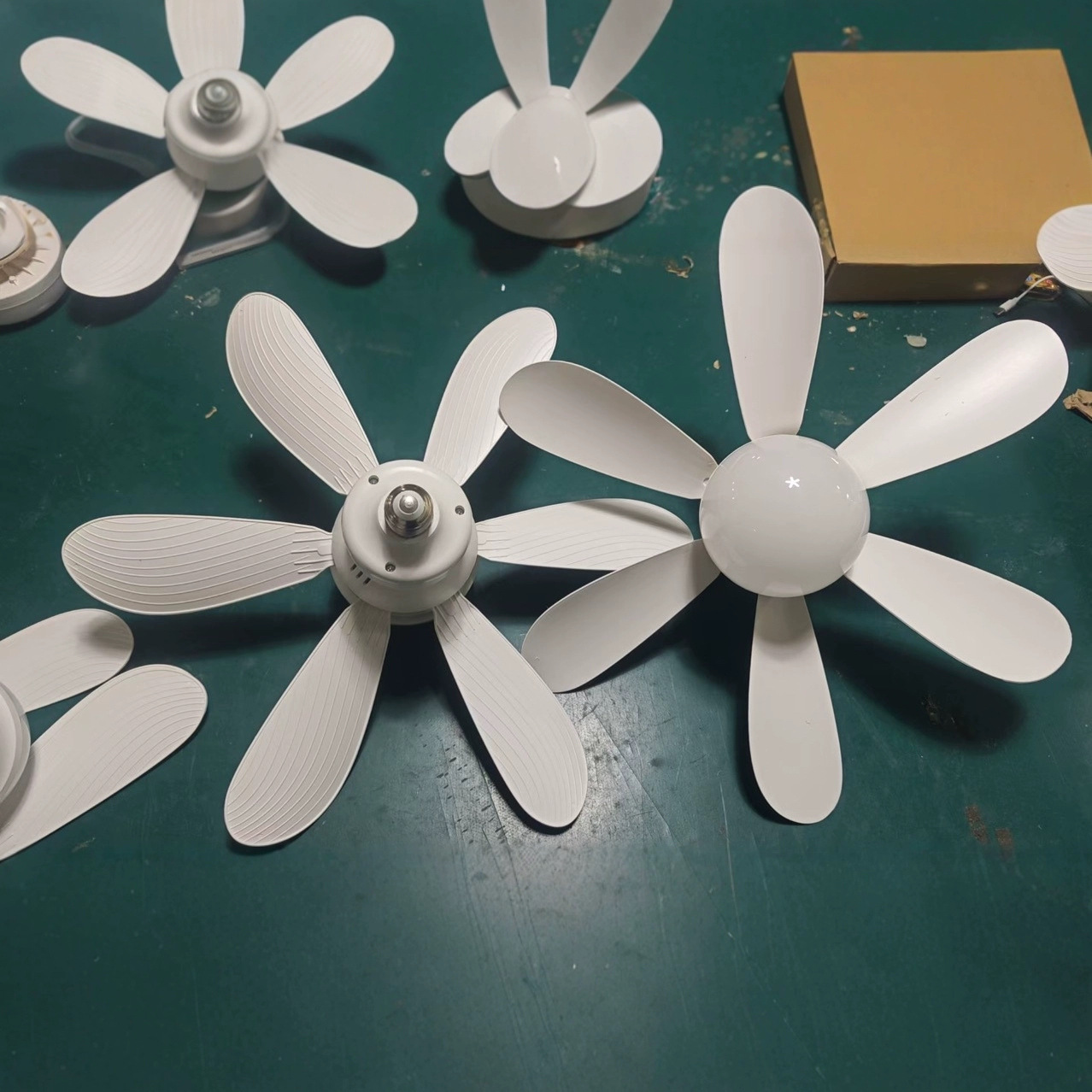 Circular Fan Light Minimalist New Energy-Saving Fan Bulb Lamp E27 Screw Modern Simple Led Ceiling Fan Light