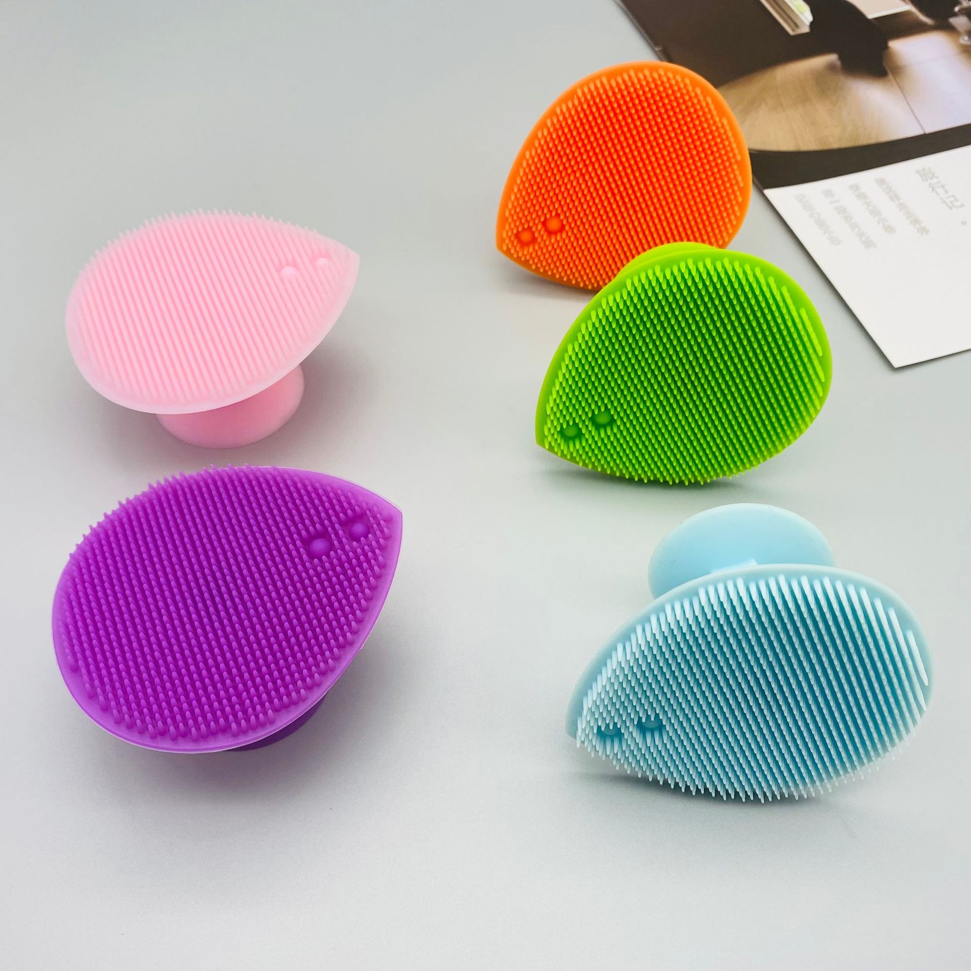 Силиконовая щетка для умывания, большая каплевидная щетка в форме сердца, ручная силиконовая щетка для шампуня, массажная щетка для лица