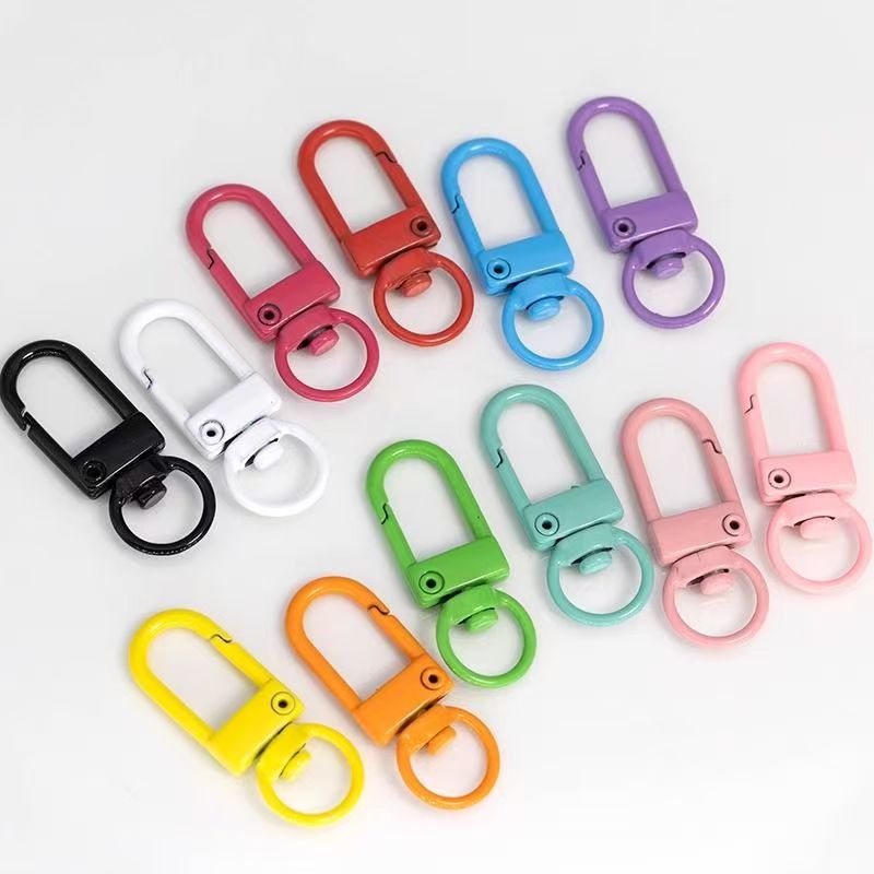 Оптовая продажа цветных маленьких дверных зажимов, порошковое покрытие цинковый сплав 3-точечный собачий зажим, вращающиеся брелоки для ключей