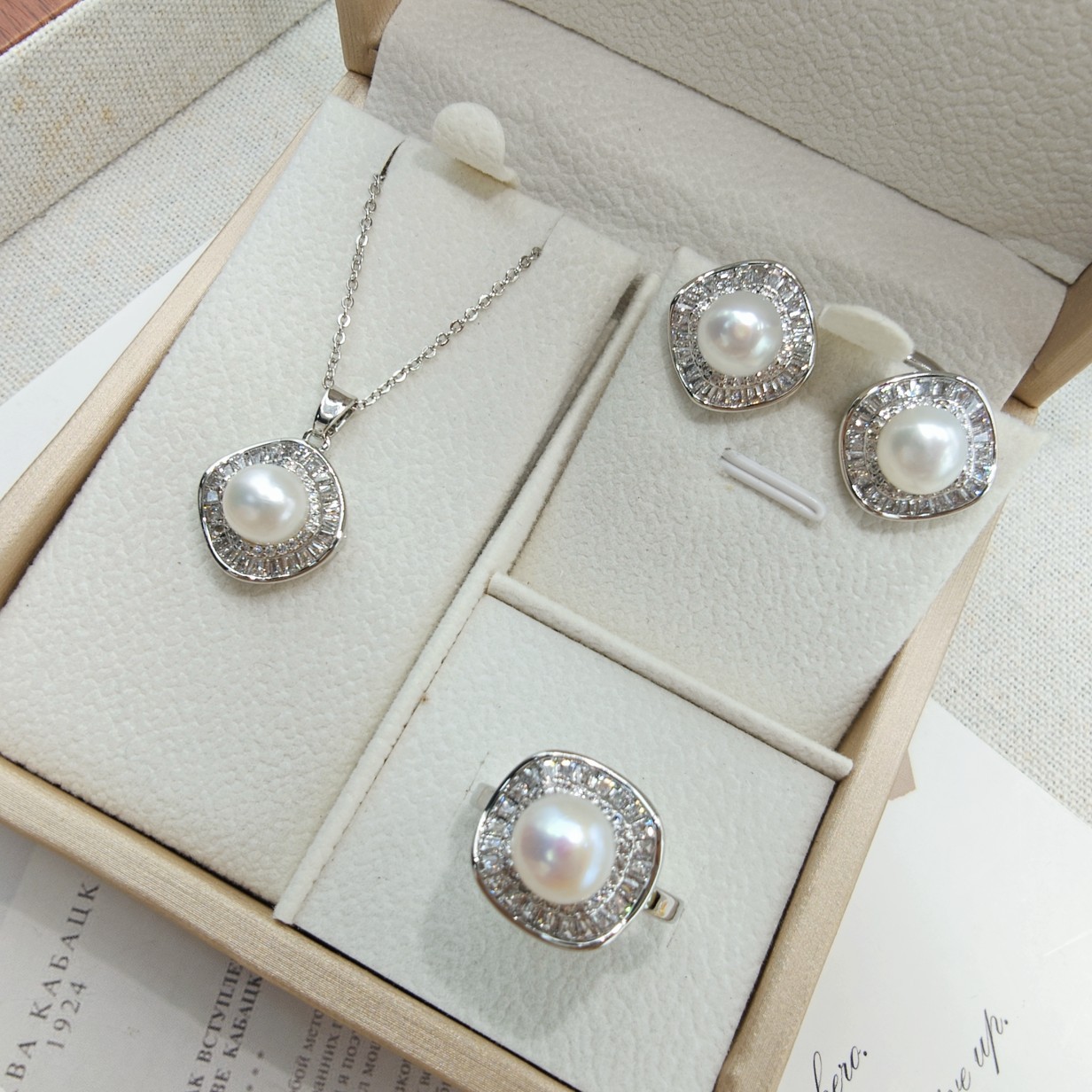 Ожерелье из пресноводных жемчужин для женщин, универсальный комплект, квадратные серьги с микро-вставками из циркония, кольцо, подвеска, трехпредметный комплект