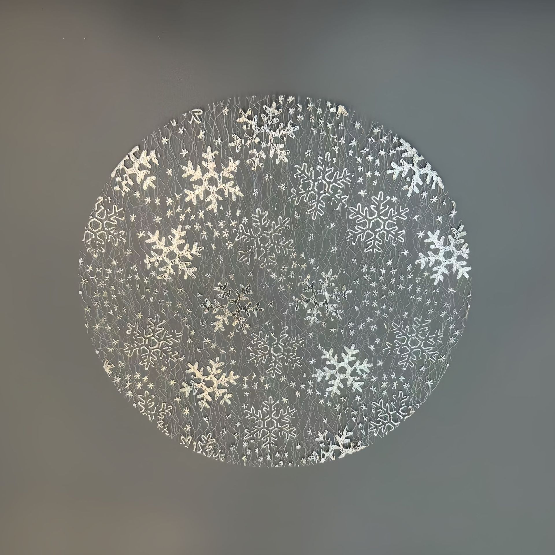 Одноразовая круглая подстилка с серебряными снежинками и горячим тиснением, подходит для дней рождения и праздников