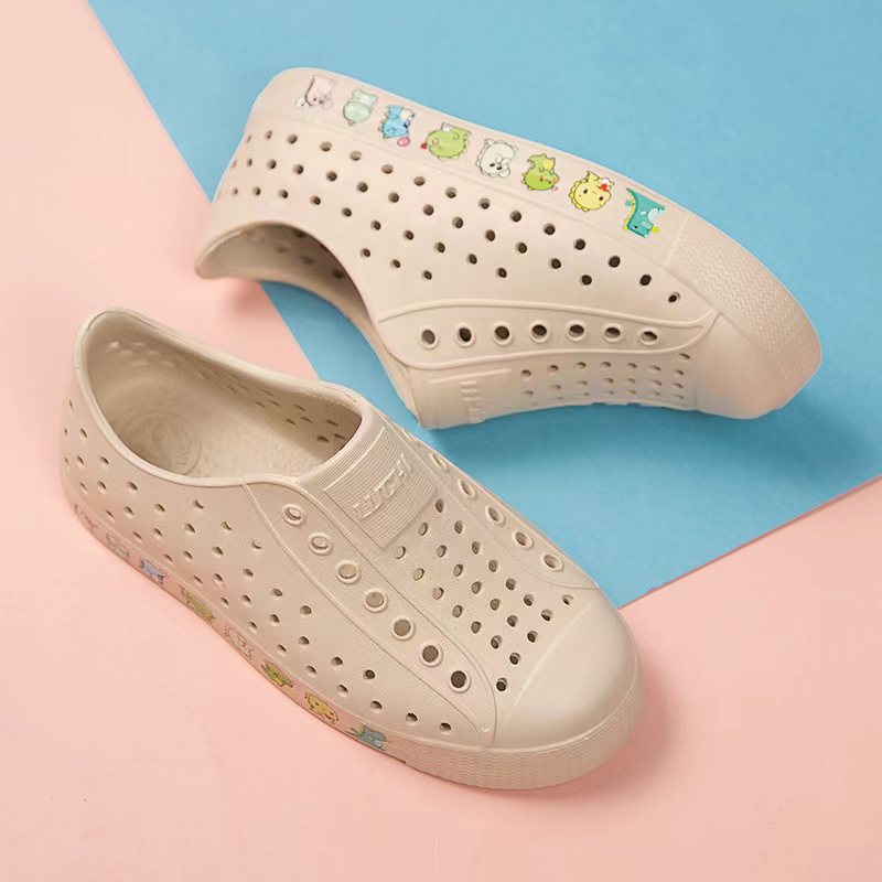 Летние новые стильные сабо для детей, повседневные дышащие сандалии с мягкой подошвой для мужчин и женщин, пляжная обувь для вождения