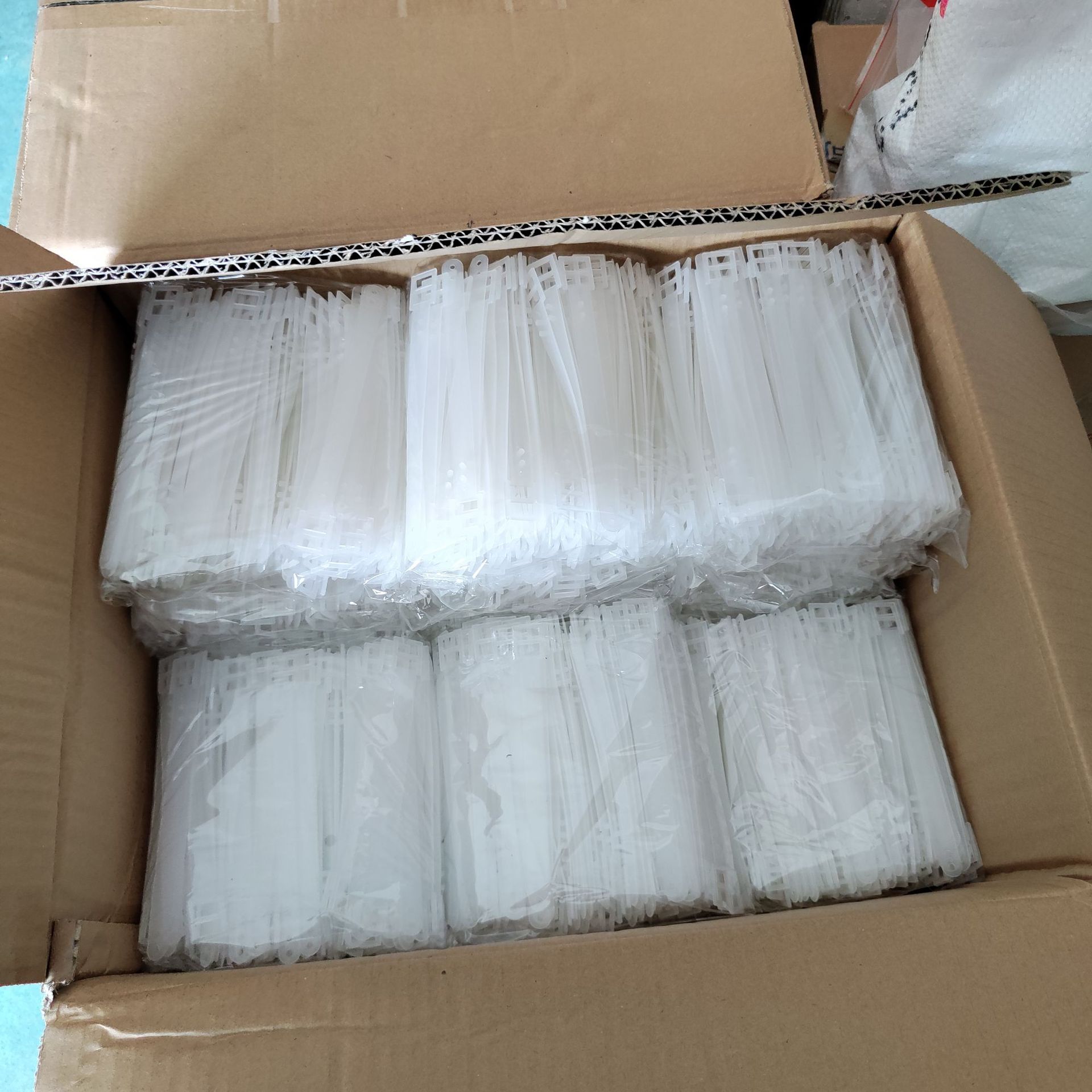 Factory direct luggage tag hanging buckle pe belt strong safety plastic belt fixed plastic belt sufficient supply