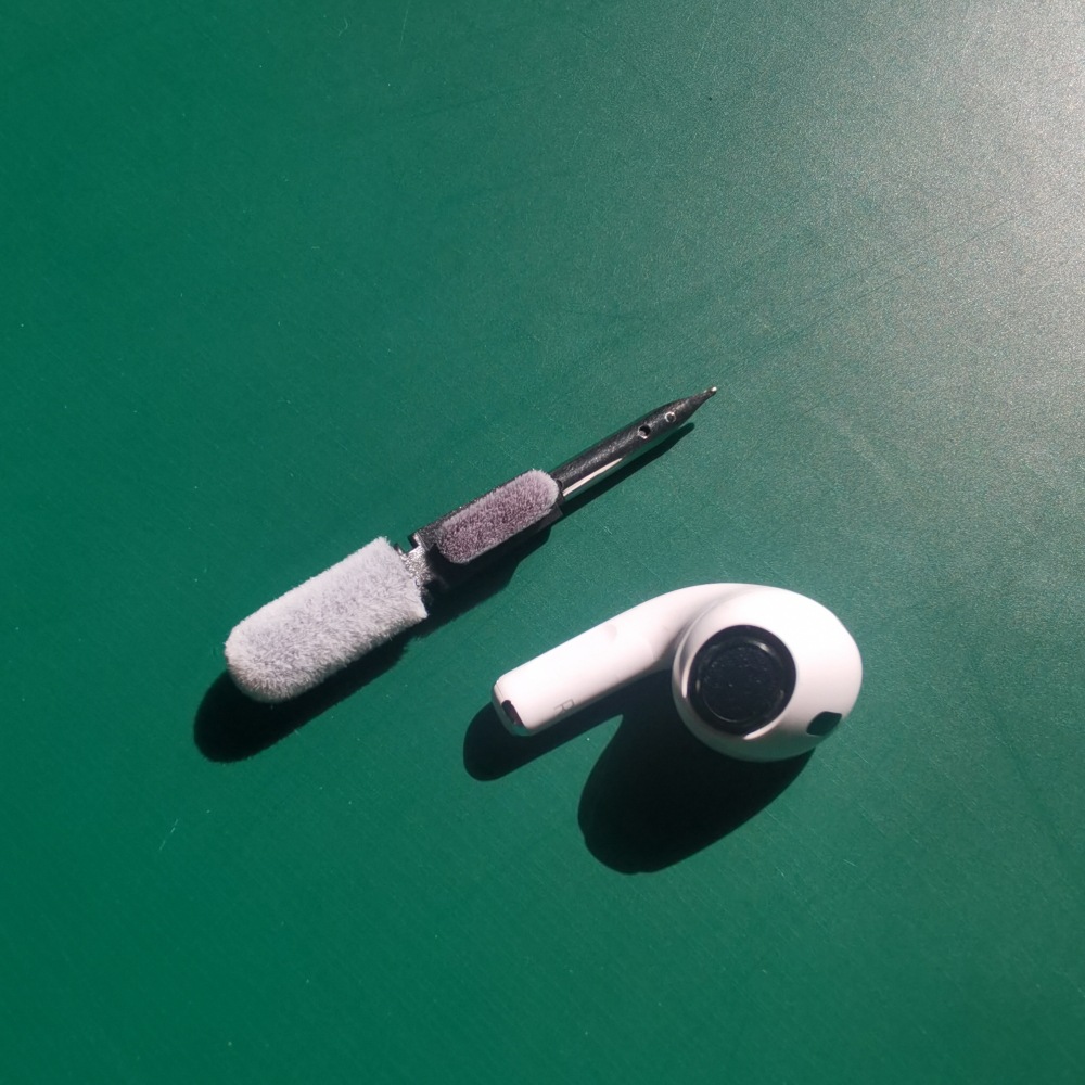 Earphone cleaning pen multifunctional cleaning suit suitable for Apple Airpods Clean pen earbuds storage