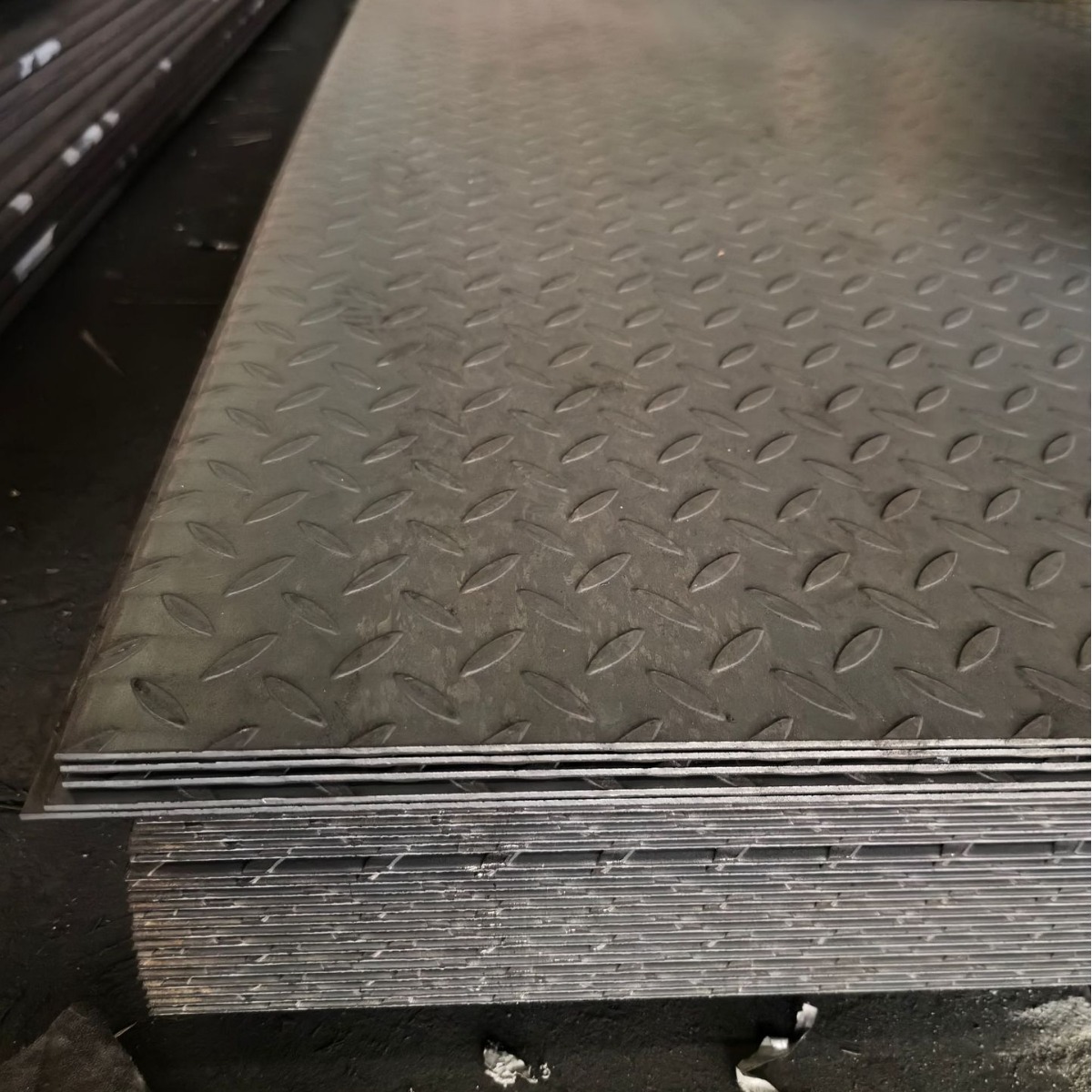 Pattern Plate Spot Steel Plate Q235B Anti-Slip Stair Steps Galvanized Machine Processing Cutting Galvanized Anti-Slip Wear-Resistant