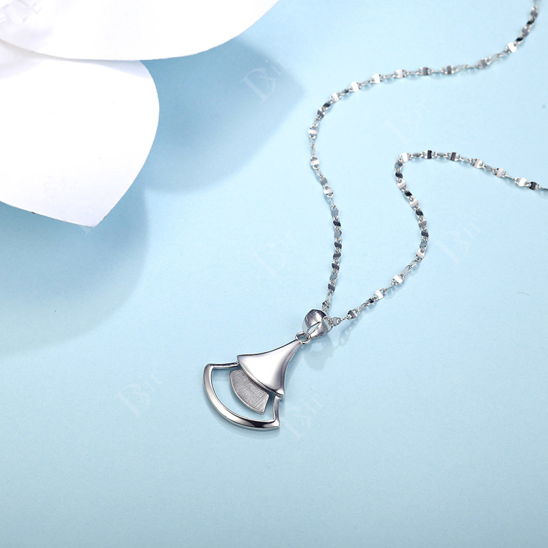 Pt950 White Golden Skirt Pendant for Women, Accessible Luxury, Fashionable and Sweet White Golden Elegant Clavicle Chain for Girlfriend on Valentine's Day