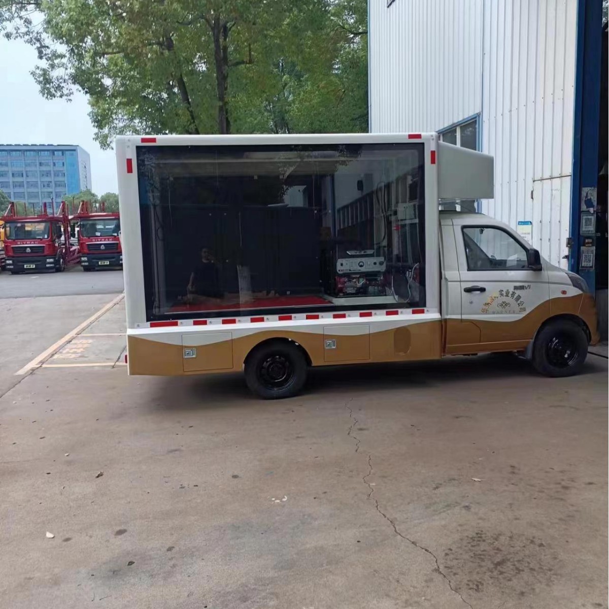 Foton Brand Small Advertising Vehicle, National Vi Led Advertising Promotion Vehicle, Double-Sided Glass Roller, Single Red Screen at the Rear