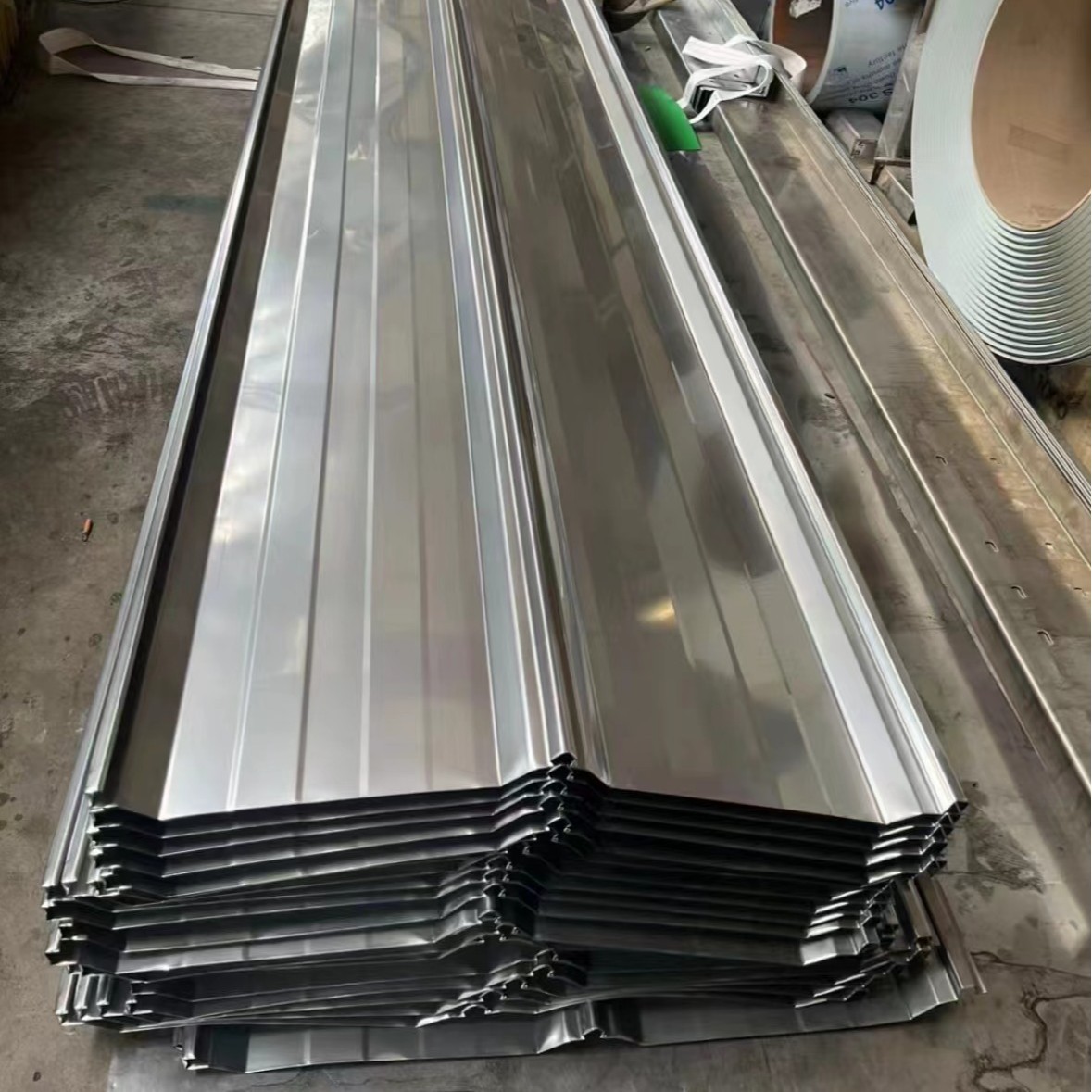 Factory Supply Stainless Steel Tile 316L Corrugated Color Steel Tile Building Roof 304 Stainless Steel Corrugated Board in Stock