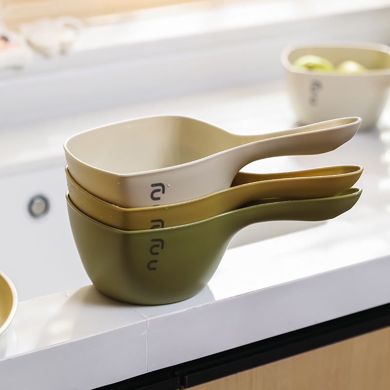 Thickened water ladle large long handle deepened watering water ladle kitchen can not break the surface ladle hanging household plastic water spoon
