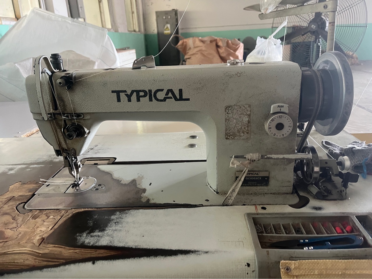 Стандартная швейная машина Gc0303 для кожи, промышленная швейная машина с толстыми материалами