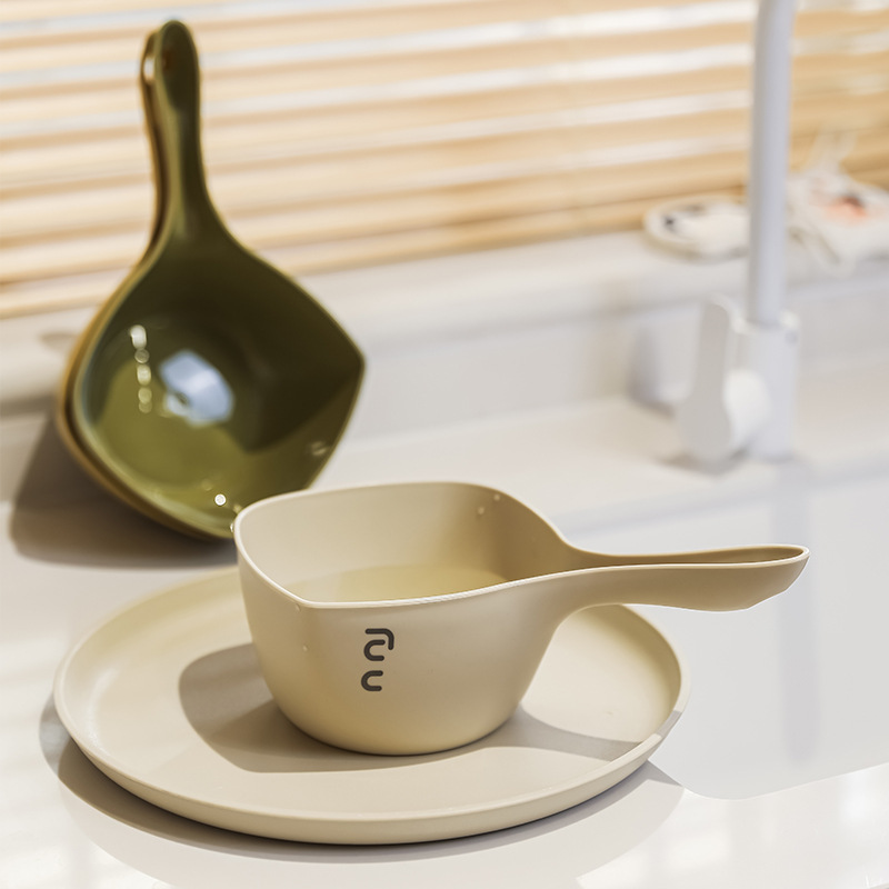 Thickened water ladle large long handle deepened watering water ladle kitchen can not break the surface ladle hanging household plastic water spoon