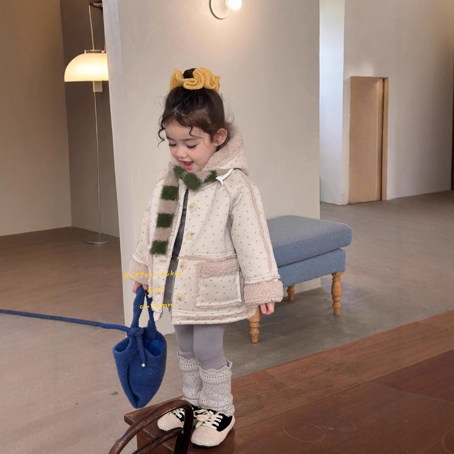 Куртка в корейском стиле для девочек, утолщенная, поздняя осень и зима 2025 года, универсальная цветочная куртка с капюшоном из овечьей шерсти