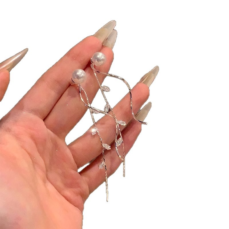 Korean Style Slightly Sweet Girl Shiny Leaf Pearl Long Tassel Light Luxury Earrings Design Earrings Elegant Style