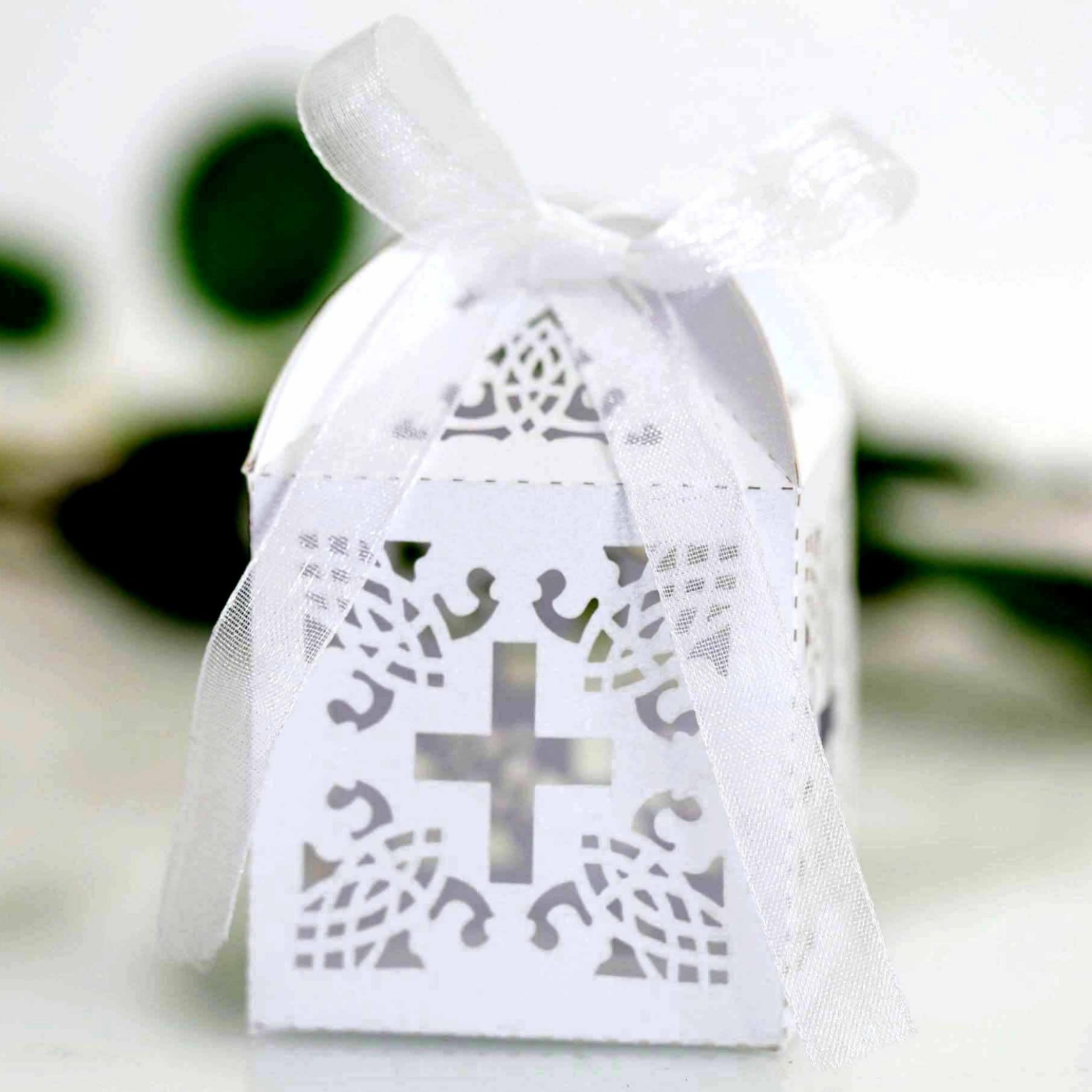 Кросс-граничная свадебная коробка для конфет с цветочной лентой, свадебная лазерная коробка из белой перламутровой бумаги, готовый запас на фабрике