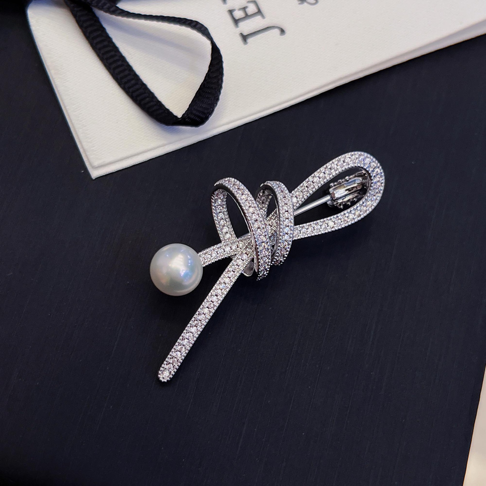 New Minimax Line Wing silver Style tian Ran Freshwater Real Pearl Corsage Elegant Commuter Sweater Brooch