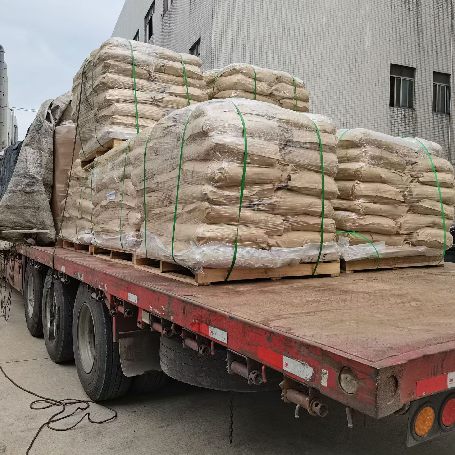 Spot Melamine Cyanurate Environmentally Friendly Halogen-Free Flame Retardant Mca Coated Plastic Rubber Lubricant