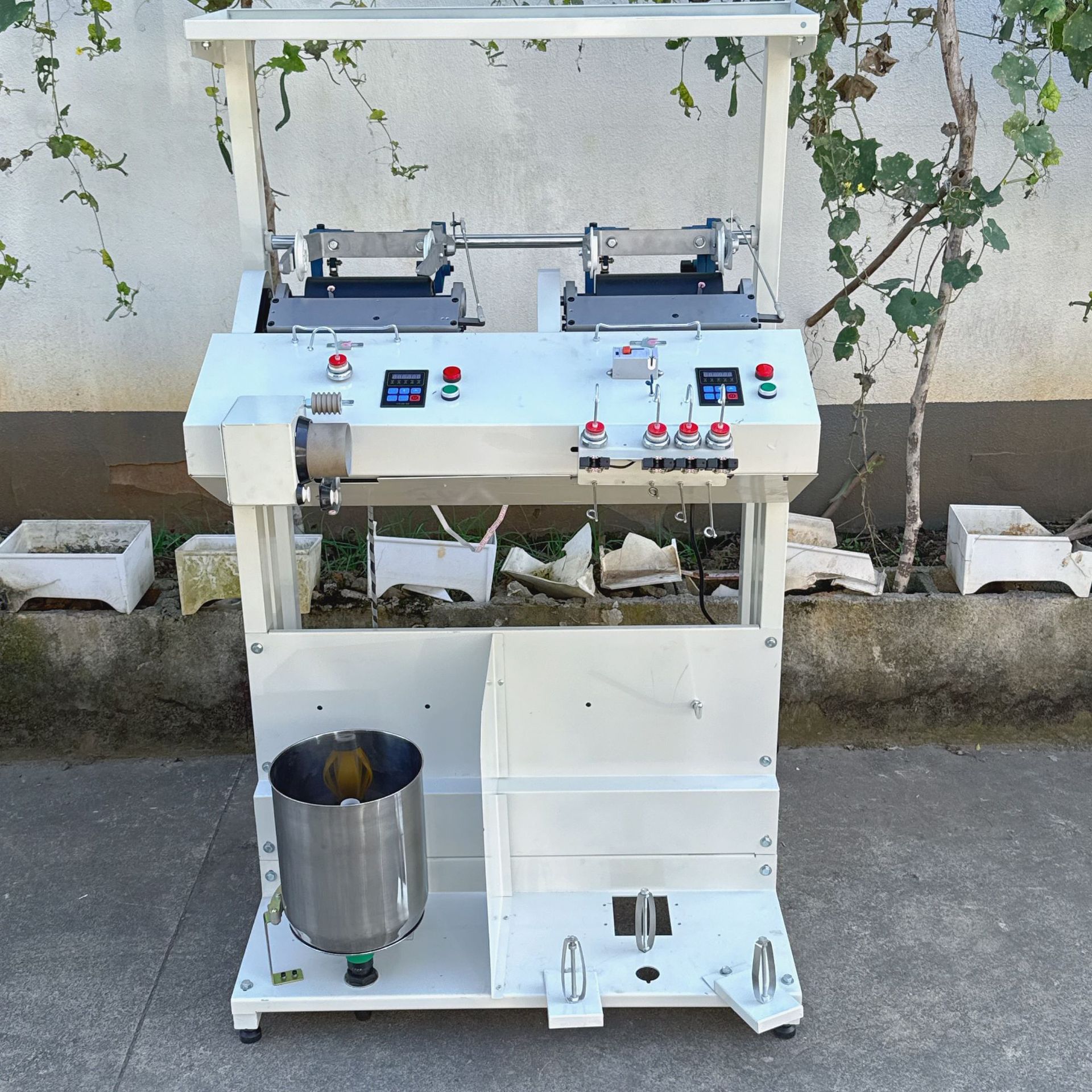 Специальный четырехвальный скручиватель для промышленных нитей. Независимое управление скоростью и метражом. Регулируемый скрут и автоматическая остановка при обрыве нити