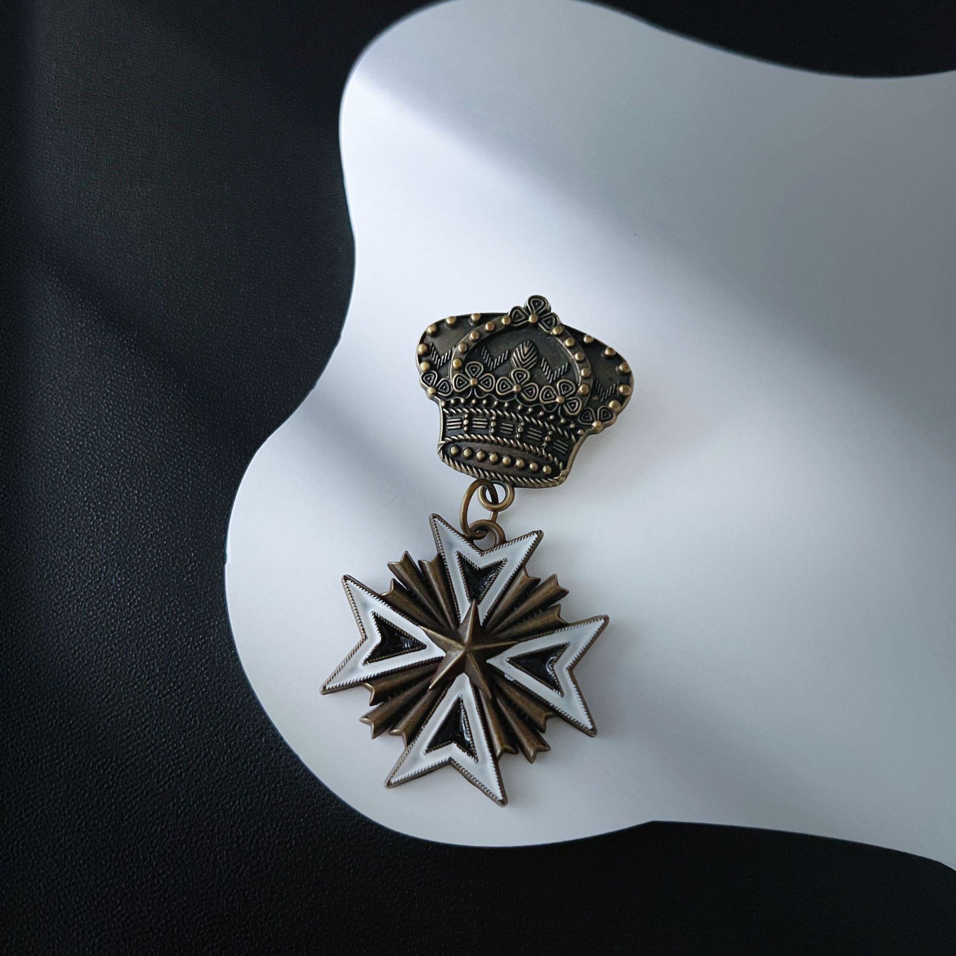 Qinggu do old military fan badge pin crown five-pointed star badge pin a generation of hair