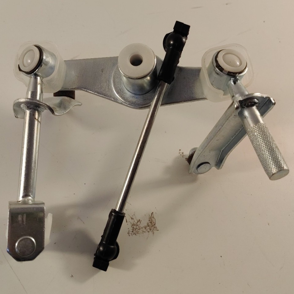 Suitable for Kaifeng Yubao Shift Mechanism 96332660 Gear Lever Bracket 25186916, 9648203